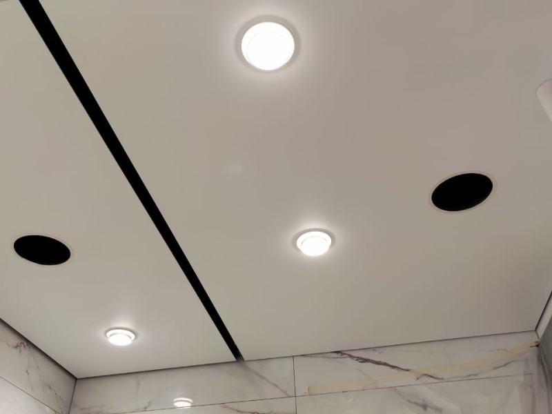 потолок со встроенным карнизом под шторку